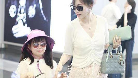 马蓉|马蓉母女俩太高调，8岁女儿穿成公主样，满脸傲慢娇纵气质太像妈