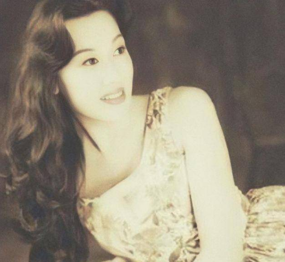 女孩|张克莎：中国首位变性人，一生被五个男人宠爱，嫁大她30岁的富豪