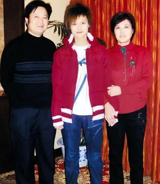 李宇春父亲 女儿4登春晚是我的骄傲 如今她38岁仍未婚让我操碎心 李宇春她爸 李宇春和妈妈