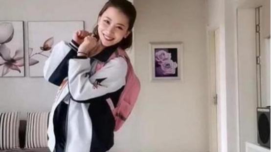 校花|最年轻妈妈”火了，穿上校服秒变女儿闺蜜，网友：校花归位了