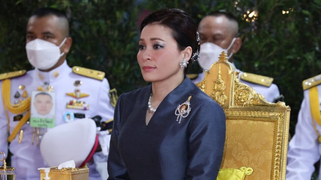 苏提达|苏提达复宠后美翻了，换上职业装成熟干练，晋升为泰王的贤内助