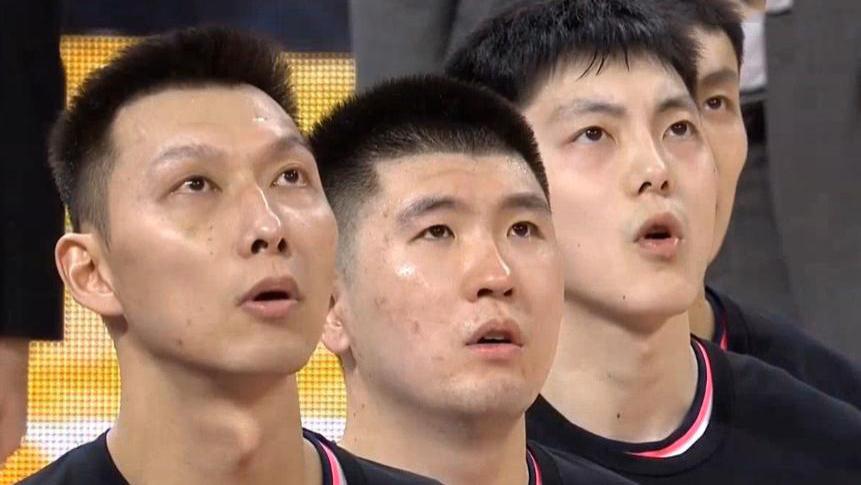 广东男篮|广东队尴尬1球：苏伟走神，球打身上才醒过来，杜锋又要训斥他了