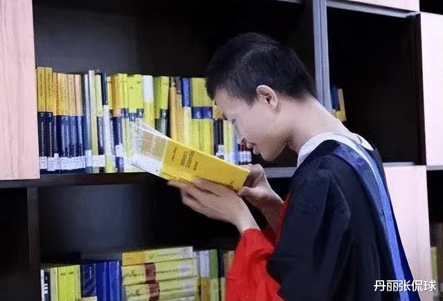 韦东奕|北大韦神解决太空难题后,想要查看自己的行程,买了一部智能手机