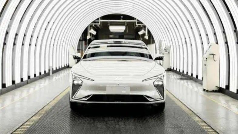 iPhone|阿里巴巴的第一辆车来了，阿里造车真有人开吗？