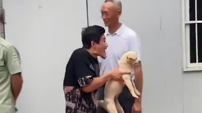 |明目张胆？嘎子又“偷狗”，表情狰狞被夸赞，网友：这次是真的