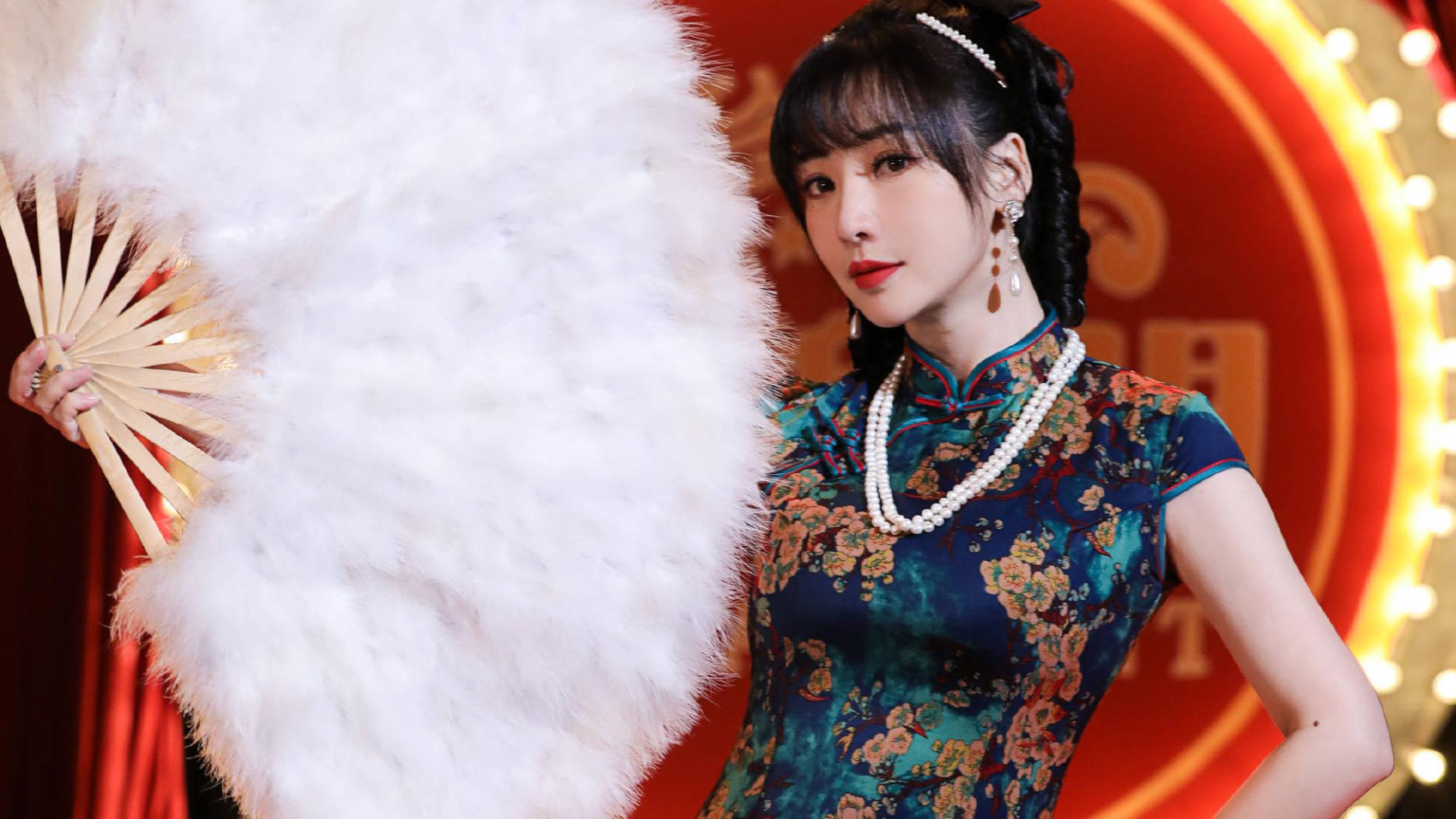 柳岩|柳岩穿旗袍凸显S腰，前凸后翘的身材，一微笑更加迷人