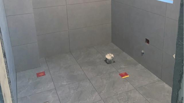 马桶下水管一定要高于地面，否则漏水了看你怎么办