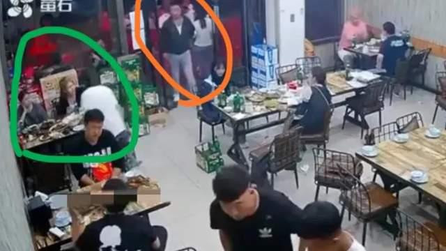 女孩|有人想帮忙，几个男的一直退缩！韩红张雨绮众星怒斥