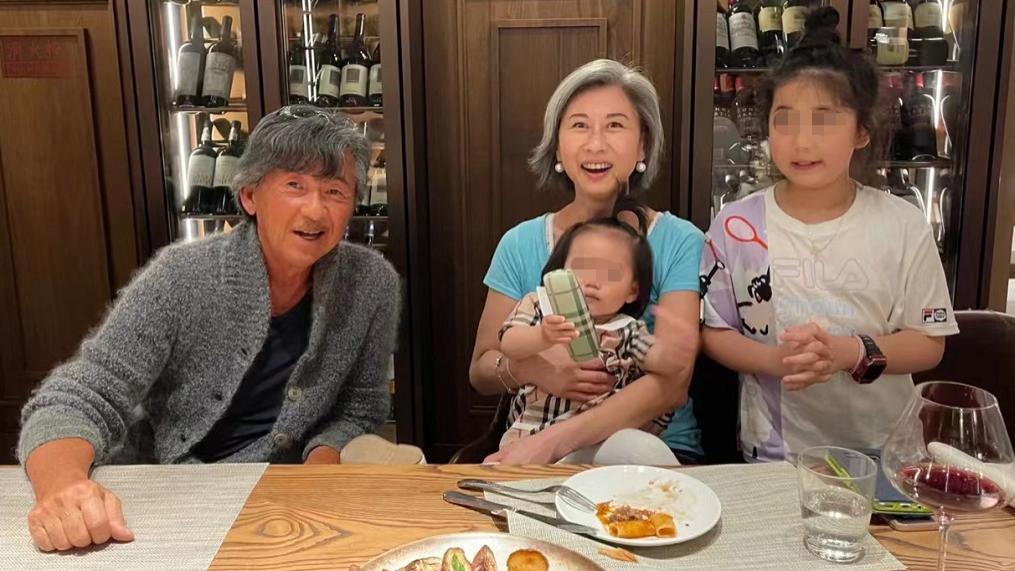 叶倩文|林子祥夫妇广州旅游，叶倩文抱娃尽显母爱，结婚26年不后悔没生育