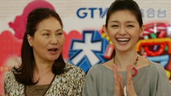 大S|大S妈妈黄春梅：原谅出轨丈夫，辛苦养大3个女儿，我是女儿的靠山