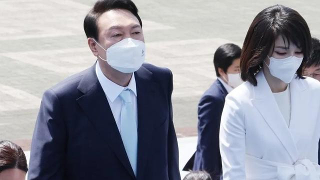 韩国|49岁韩国新晋第一夫人明星脸太耀眼了，美出圈了！