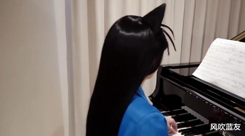 柯南|真人版毛利兰，在家弹钢琴身材火辣，难怪柯南洗澡都要跟着她