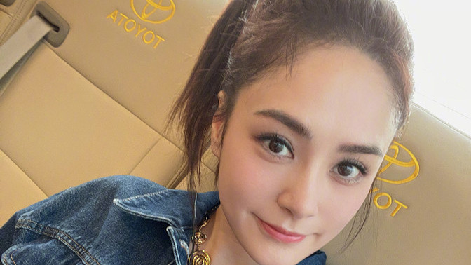 阿娇|姐妹情深！Twins姐妹大巴车里合影，阿娇上演歪脖子阿Sa嘟嘴卖萌