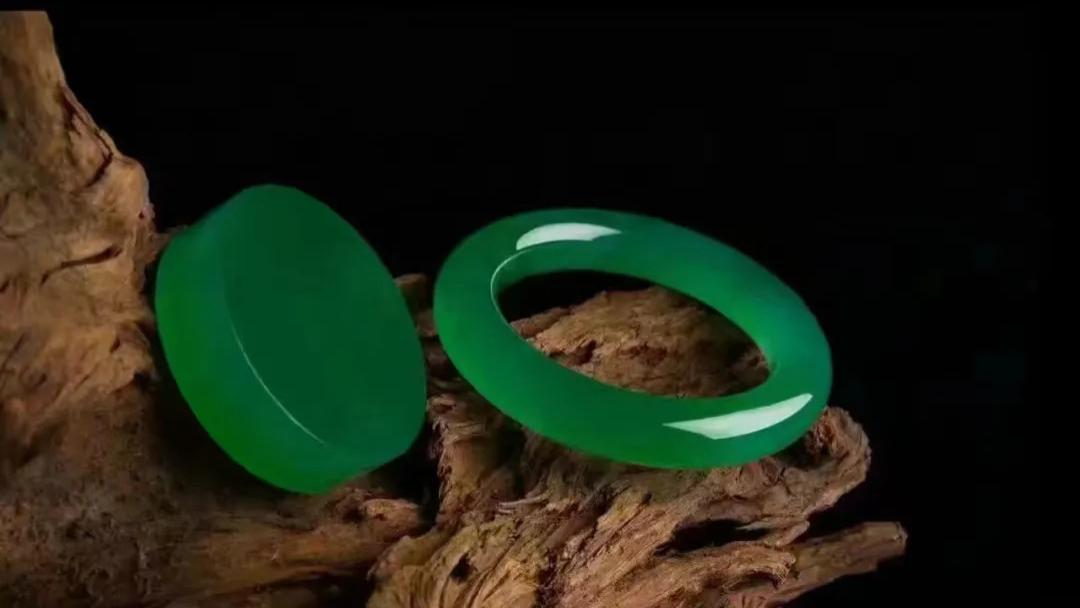 翡翠手镯|恃色行凶，有点颜色就了不起？