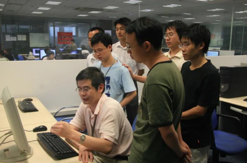 龙芯|龙芯CEO胡伟武曾说：中国不缺院士，缺一个intel这样的企业