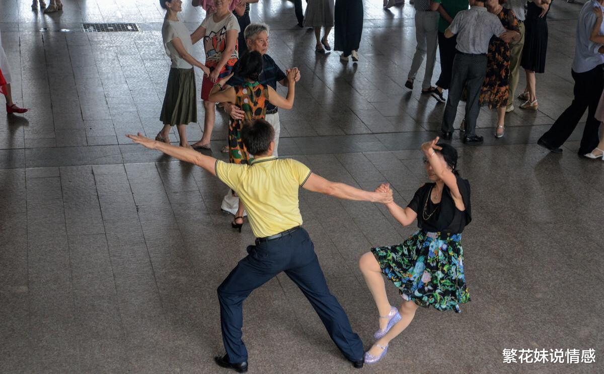 56岁阿姨: 跳了半年的交谊舞才明白, 那些男舞伴都是别有用心的