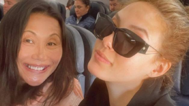 谷爱凌|谷爱凌晒一家三口合影！妈妈年轻模样被扒出，母女二人眉眼太像了