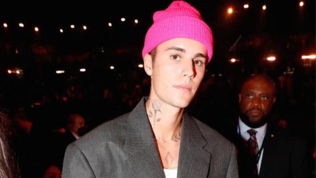 贾斯汀·比伯|贾斯汀·比伯取消演唱会，泪流满面与粉丝们哭诉，正在与面瘫斗争