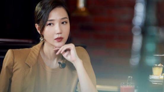 胡杏儿|胡杏儿老公独自现身晚宴，脸色微红疑喝醉，与女星举止亲密被吐槽