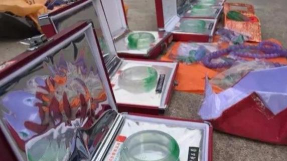 翡翠|满紫、满绿高货翡翠十余件才售价12万余元？市民的“火眼金睛”都被骗了