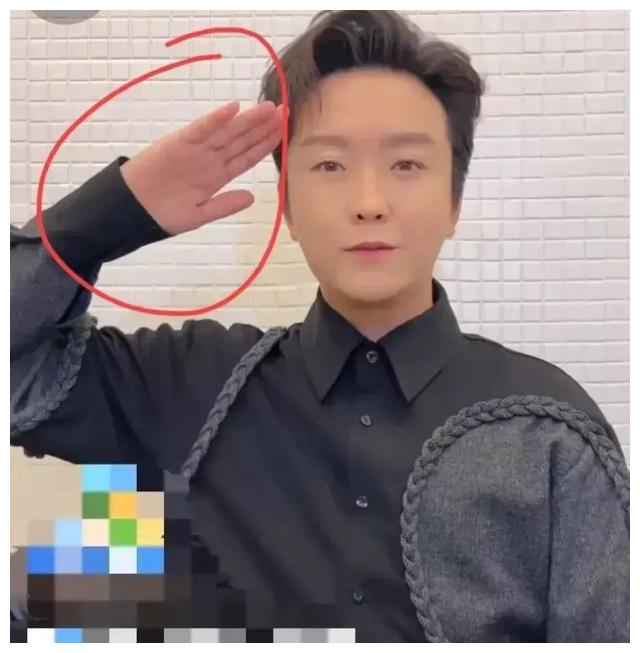 李玉刚便装敬礼惹众怒！公众人物实在是太难