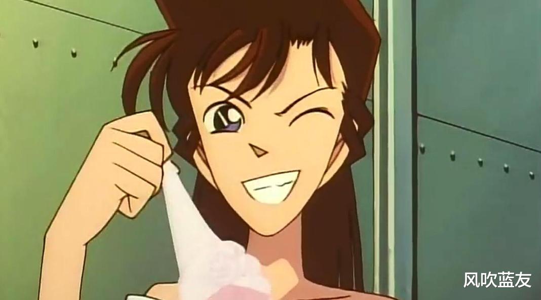 柯南|真人版毛利兰，在家弹钢琴身材火辣，难怪柯南洗澡都要跟着她