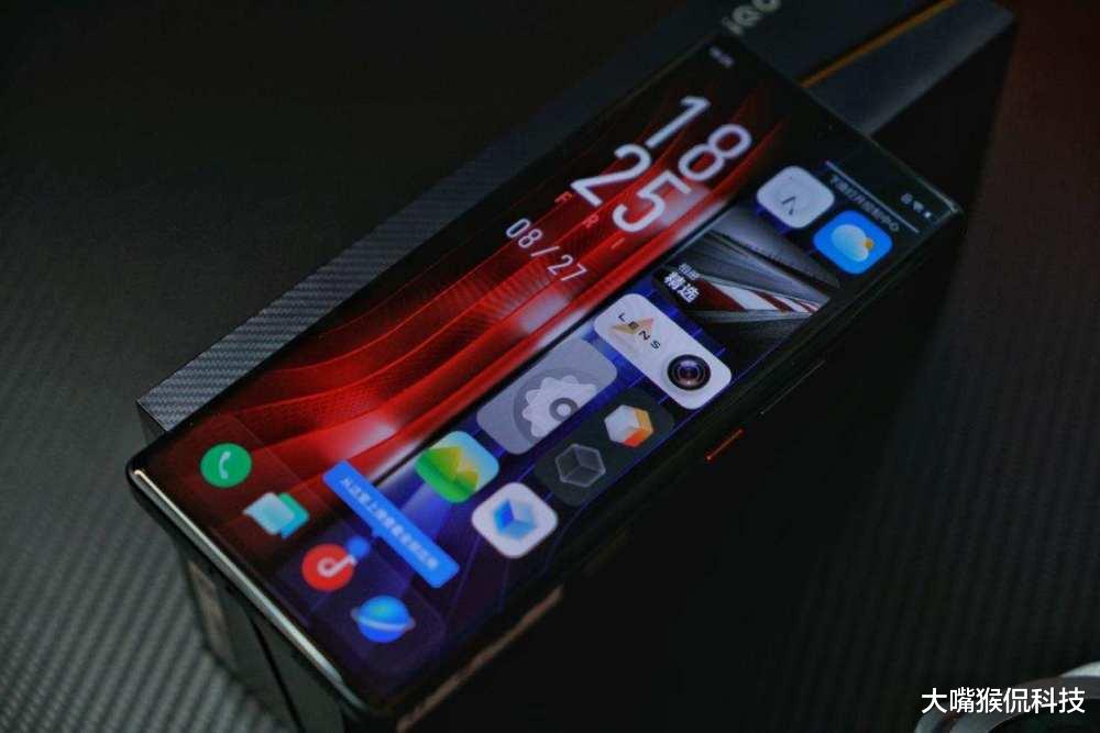 iqoo|发布九个月降价一千二,E5材质屏幕旗舰产品价格新低,香不香?