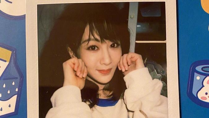 |杨紫横店下班晒大头照！穿卡通卫衣梳刘海没偶像包袱，形象变化大