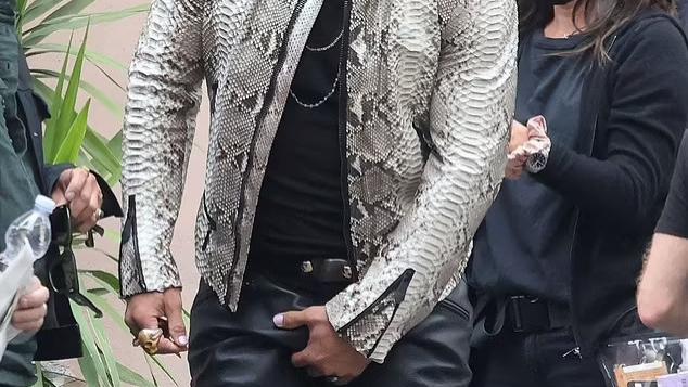 刘诗诗|“海王”当众整理裤裆，网友：蛋都“碎了”？