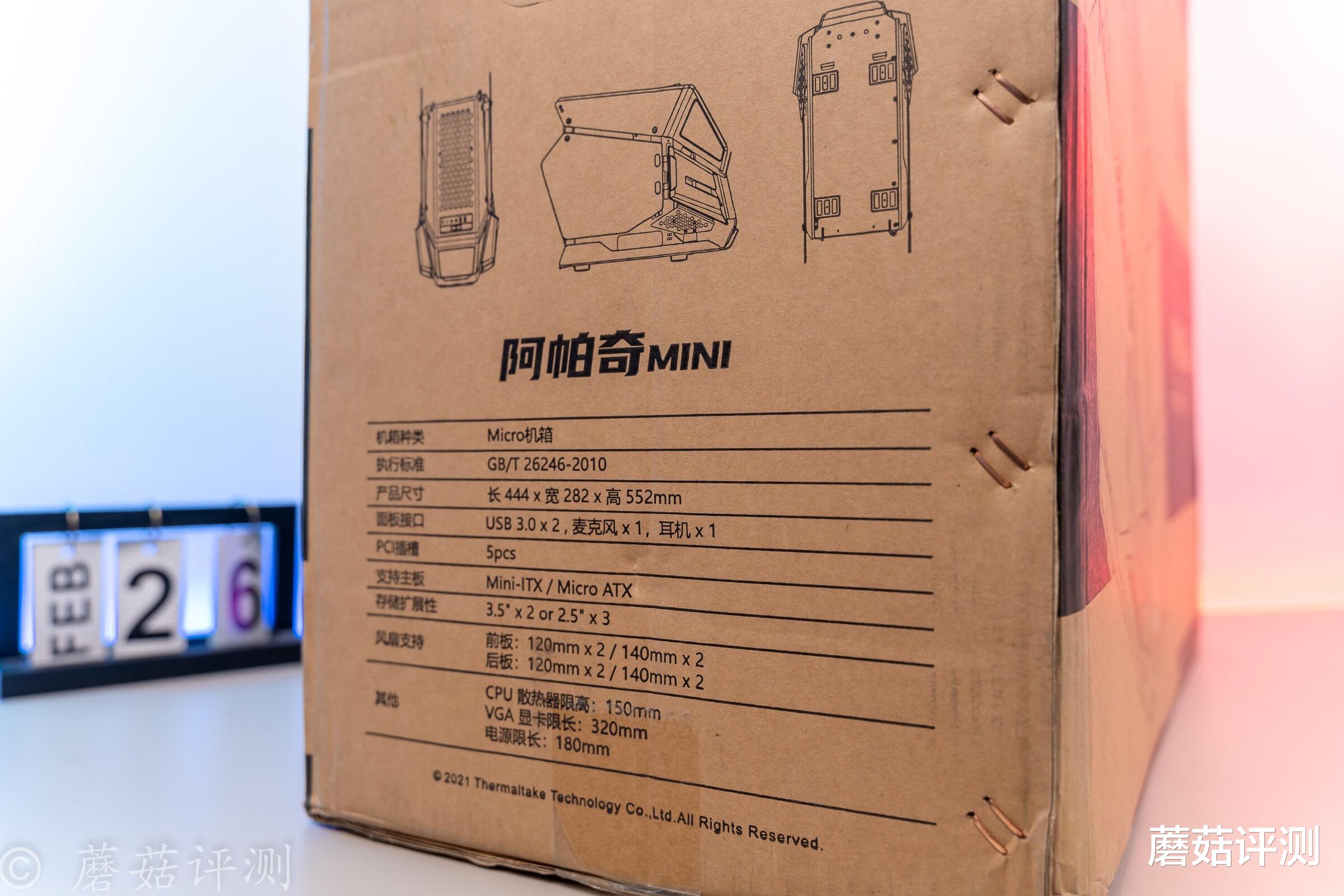 机箱|电脑主机也可以玩“姿态”？异型主机搭配三台显示器的“电竞房”搭建