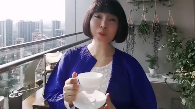 萧亚轩|歌手陈红近况惹担忧！手拿咖啡杯颤抖不止，曾因腰椎问题几近瘫痪