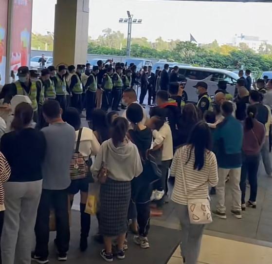 李冰冰|深圳：48岁李冰冰现身商场，怕冷还披着外套，“来了10多分钟”