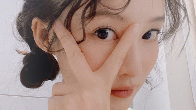 李沁|李沁新发型堪比“整容”，烫羊毛卷穿牛油果色变软妹，形象大变样