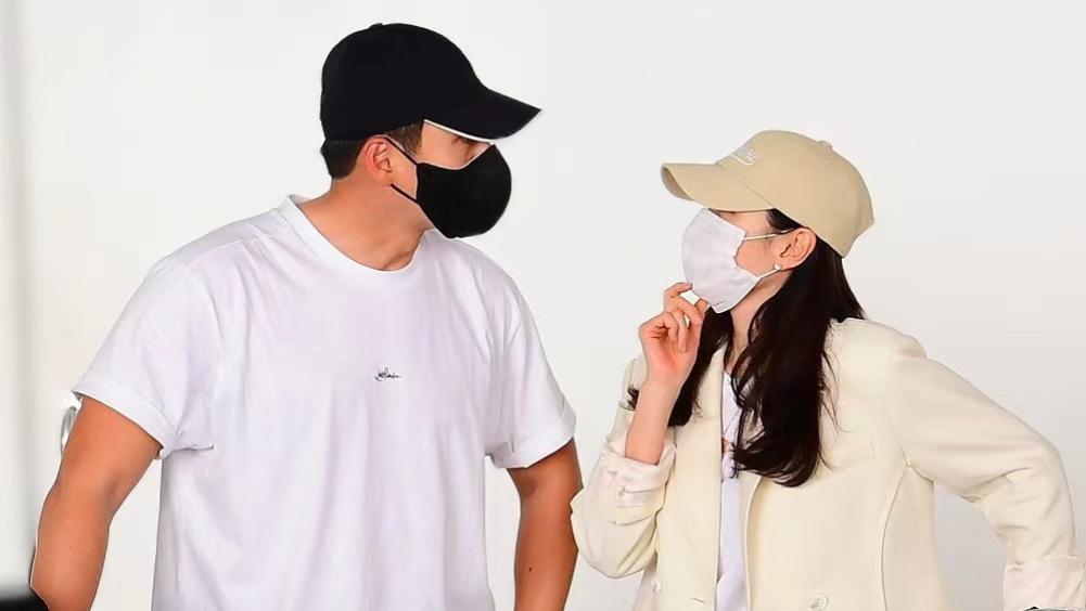 玄彬|孙艺珍夫妇抵达美国度蜜月，玄彬帮妻子挡车好甜，与粉丝亲切互动