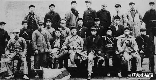 任弼时遇到一“乞丐”, 紧握他的手哽咽: 我们已为你办过追悼会了