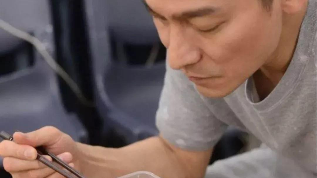 明星素颜|刘德华晒1日3餐，都是纯天然色素，网友：有钱人吃素，穷人吃肉