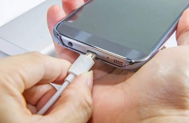 电池|发热只是小事！手机别再“边玩边充”，电池寿命和硬件损耗扛不住