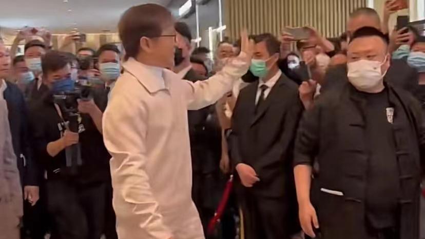 成龙|68岁成龙现身活动捞金，保镖护驾气场强大，网友：不戴口罩吗？