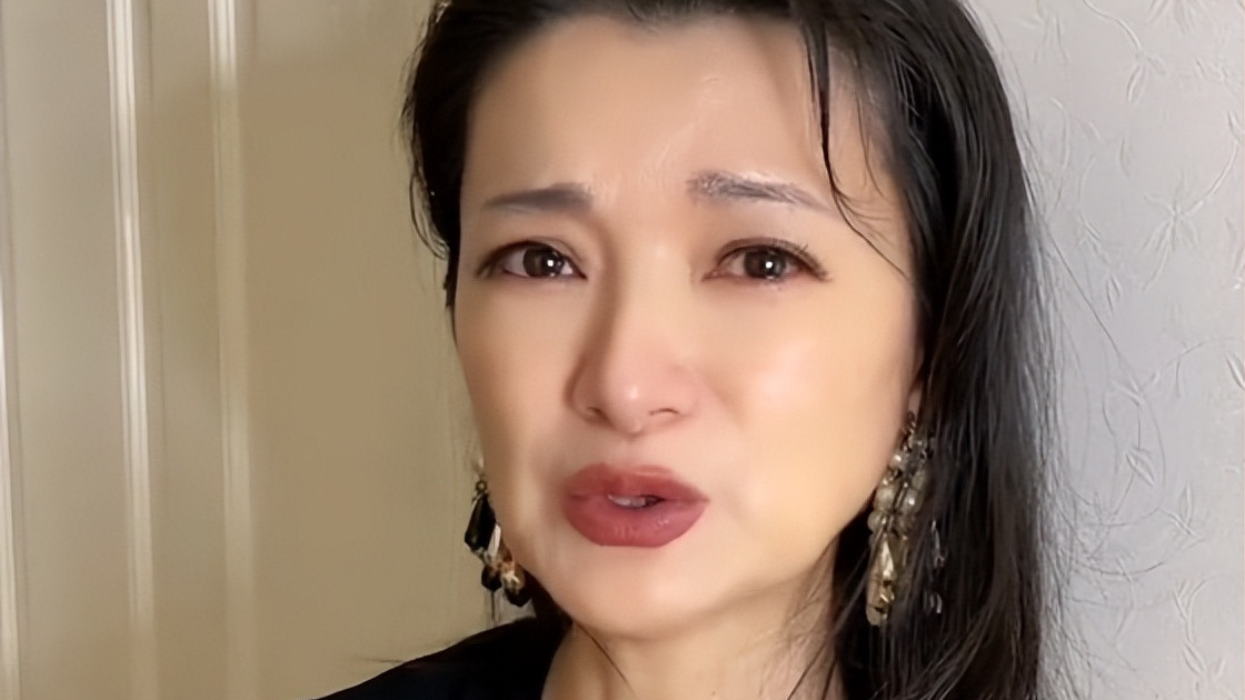 黛绮丝|54岁金花婆婆曝近照！打扮时尚颜值仍在线，脸部歪斜不对称引热议