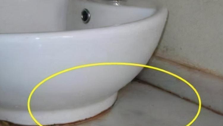 保洁老阿姨告诉你：这样处理玻璃胶发霉发黑，几分钟后干净如新