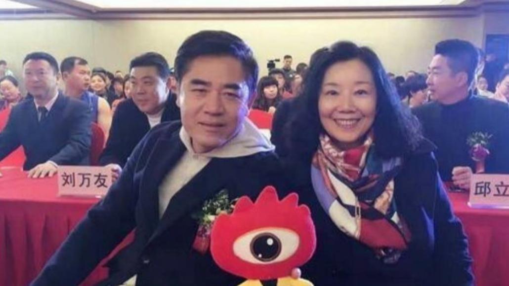 陈宝国|66岁赵奎娥罕见现身，和老公陈宝国穿情侣装，结婚40年了依旧恩爱