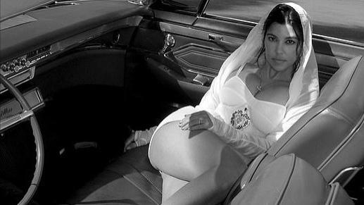 金·卡戴珊|考特尼·卡戴珊晒结婚照，穿吊带式短裙礼服，时尚感十足