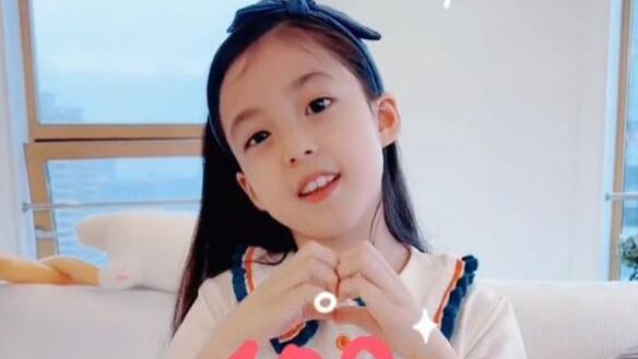 宁静|刘畊宏晒女儿近照，9岁小泡芙眼睛黑亮长相清秀，被赞：美人胚子