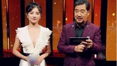 少女时代|女主持现场失误，少穿了一件衣服，张国立硬是60分钟没转头！