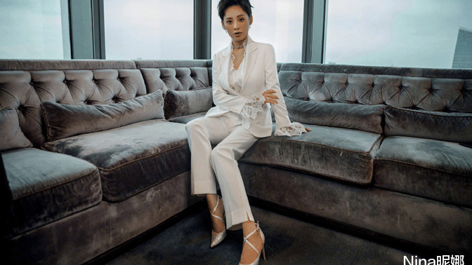 连体裤 真替宁静捏把汗，49岁穿透视连体裤走机场不低调，挑染金色短发手插袋超霸气