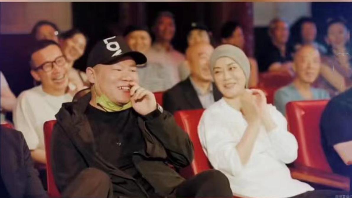 毛阿敏|毛阿敏重展笑颜，庆功宴上推杯换盏作风豪放，丧夫两月整个瘦一圈