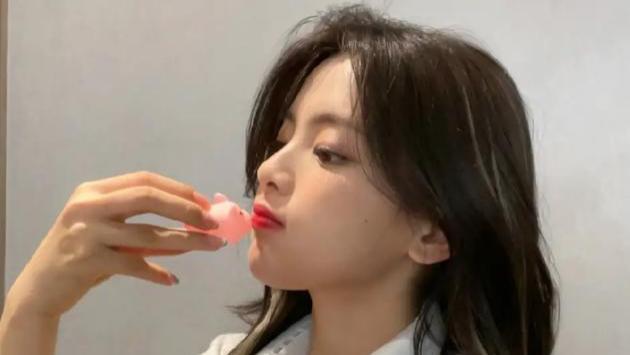 杨超越|杨超越辟谣方式太狠，打破吸烟人设，评论区王源却被“cue”到