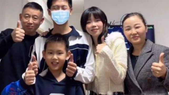 饶敏莉|孙卓动态“富贵味”十足，拿花的手意外抢镜，网友：不刷碗可惜了