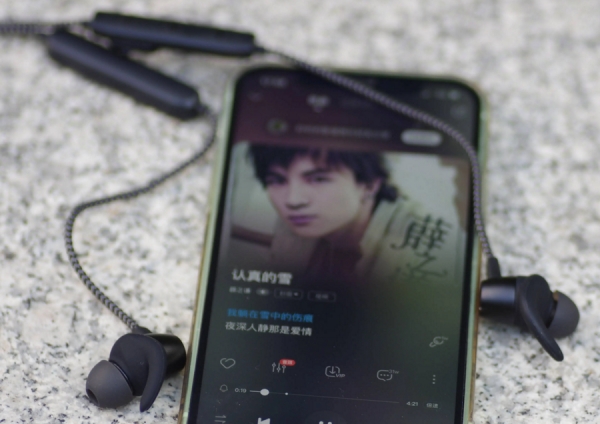 蓝牙耳机|选择低音蓝牙耳机时要注意什么?麦克风清晰方便通话