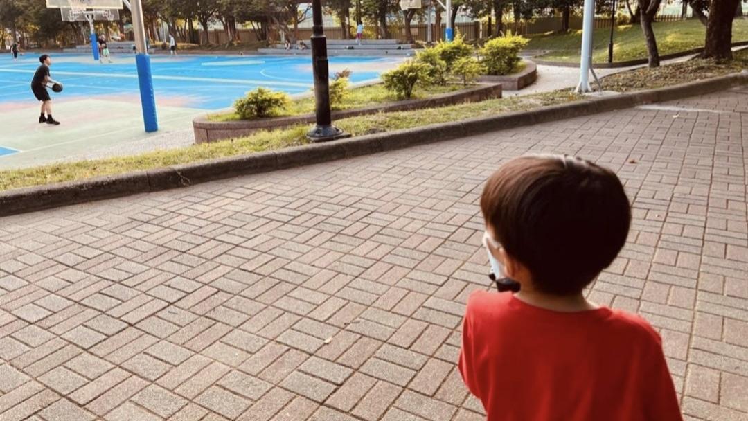 周杰伦|懒理外界对三胎性别的猜测，周杰伦晒遛娃照，儿子持保温杯好养生